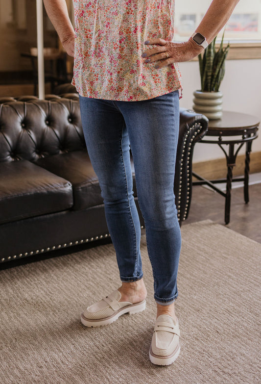 LAKEN HIGH WAISTED MEDIUM WASHED SKINNY JEAN