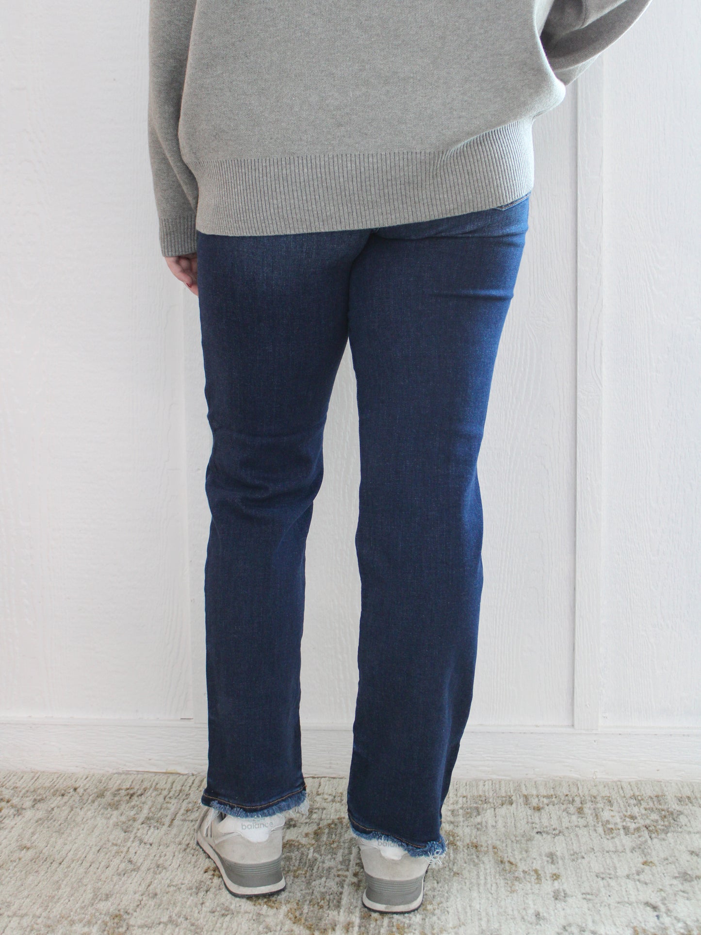 LULA REG/CURVY MID-RISE STRAIGHT LEG JEANS