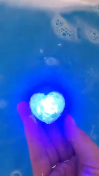 HOLIDAY LIGHT BATH BOMB