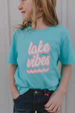 YOUTH LAKE VIBES GRAPHIC TEE