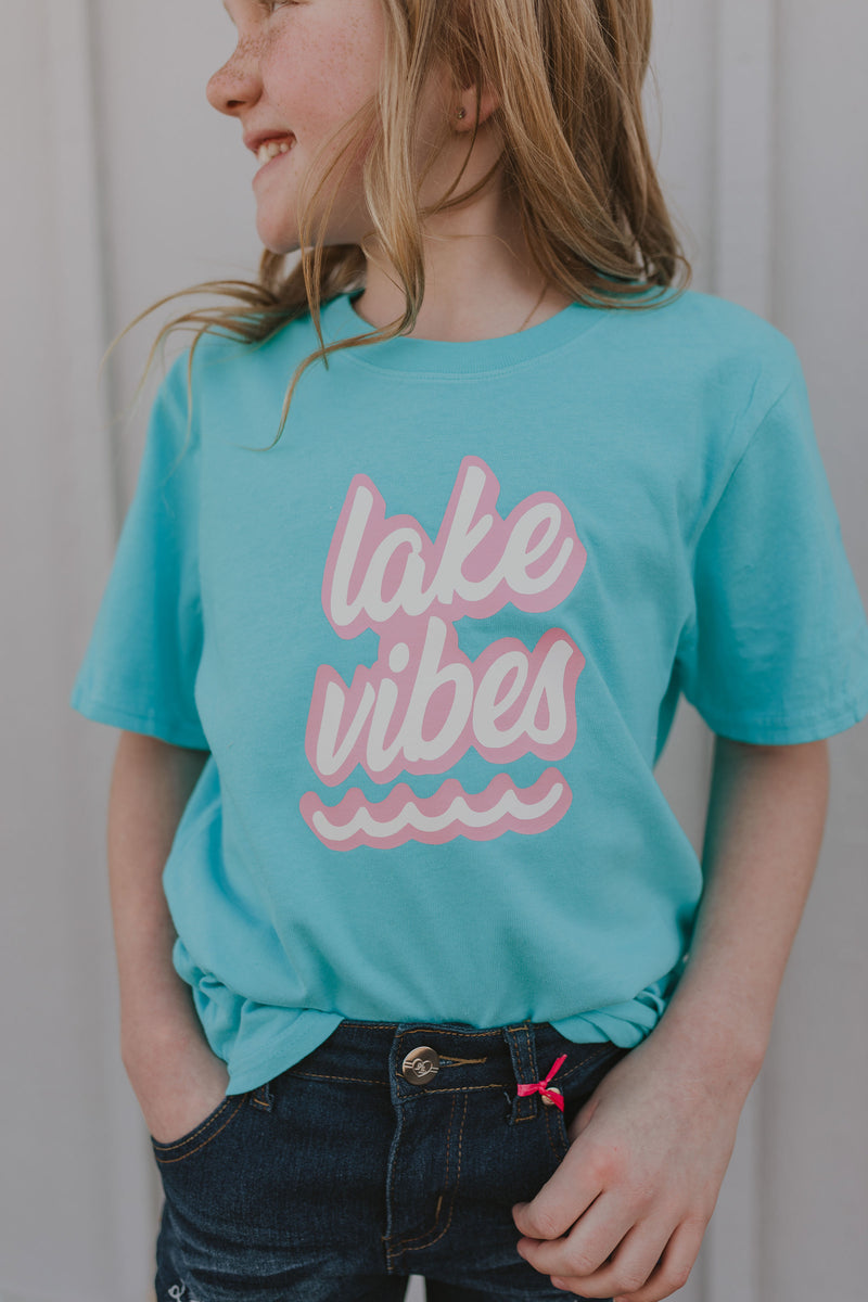 YOUTH LAKE VIBES GRAPHIC TEE